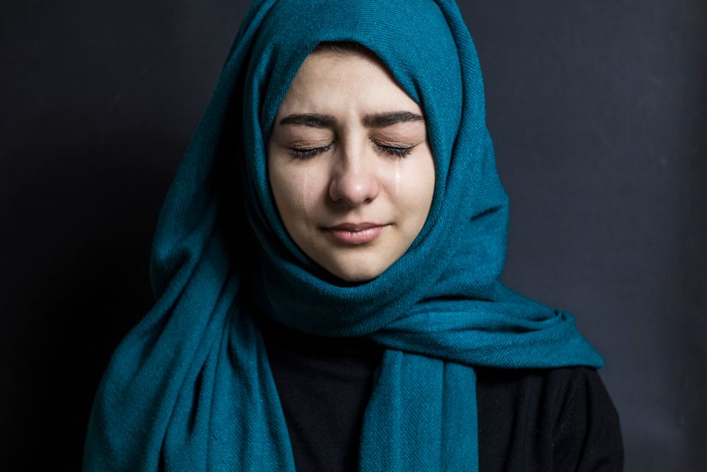 إمرأة عربية تبكي