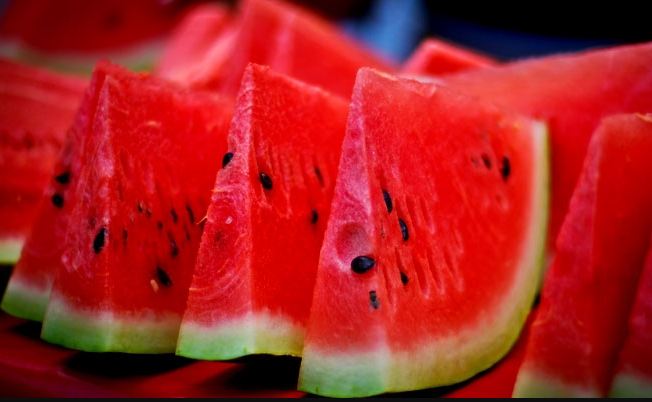 ما هو تفسير أكل البطيخ الأحمر في المنام للعزباء موقع مصري