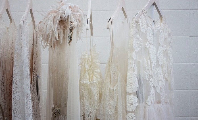 Erfahren Sie mehr über die Deutung des weißen Kleides im Traum
