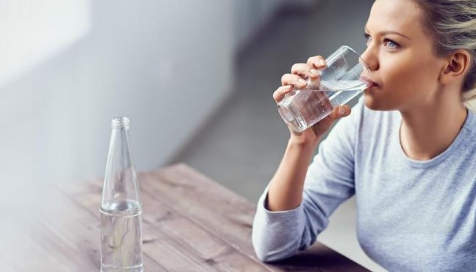 Tolkning av en dröm om dricksvatten för ensamstående kvinnor
