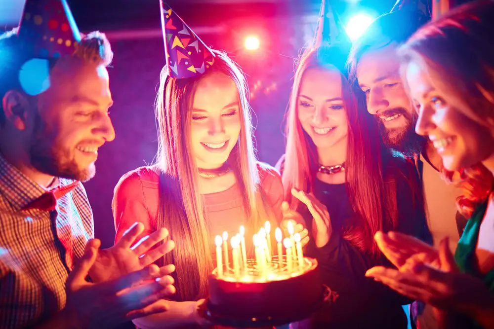 بنت جميلة تحتفل بعيد ميلادها مع اصدقائها