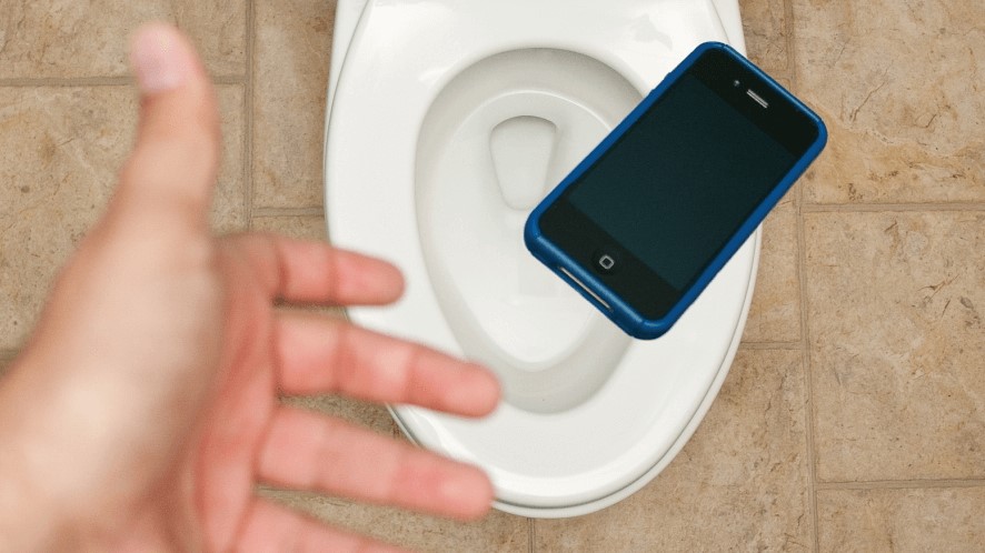Сањати да испуштате телефон у тоалету