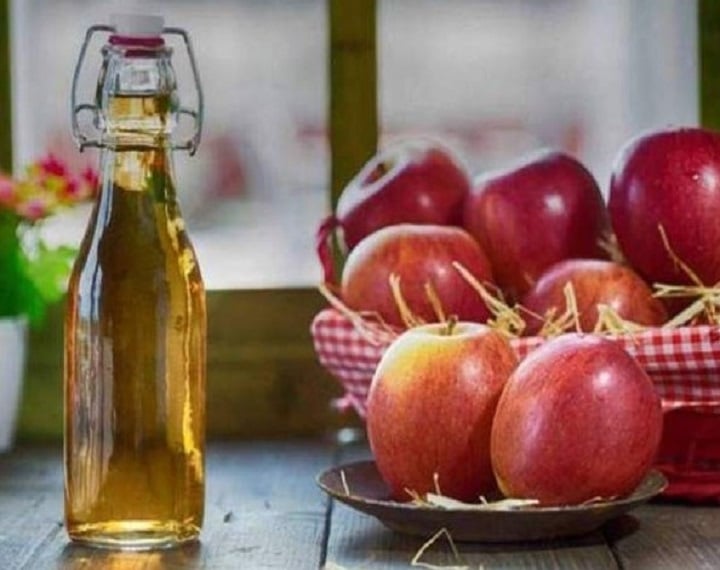 Lär dig om recepten, användningarna och fördelarna med äppelcidervinäger för huden