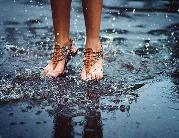 Leer de interpretatie van wandelen in de regen in een droom