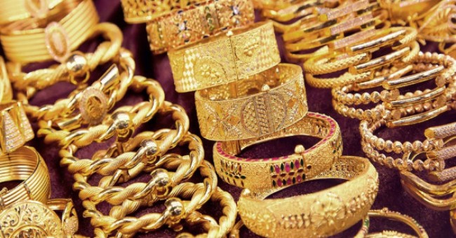 Interpretatie van een droom over gouden armbanden voor een getrouwde vrouw