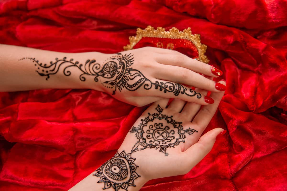 Interpretatie van een droom over henna in de hand voor een getrouwde vrouw