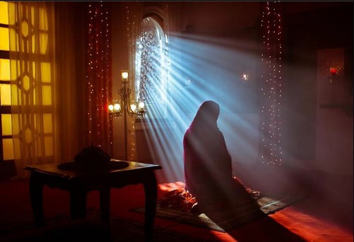 Wat is de interpretatie van een droom over bidden zonder qiblah voor een alleenstaande vrouw?