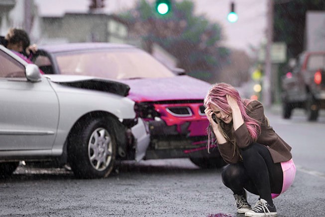Wat is de interpretatie van een droom over een auto-ongeluk voor alleenstaande vrouwen?