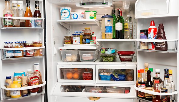 Een koelkast zien in een droom voor alleenstaande vrouwen