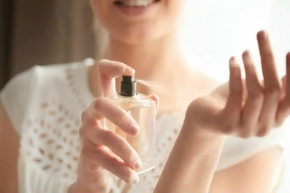 Interpretatie van een droom over het spuiten van parfum voor alleenstaande vrouwen