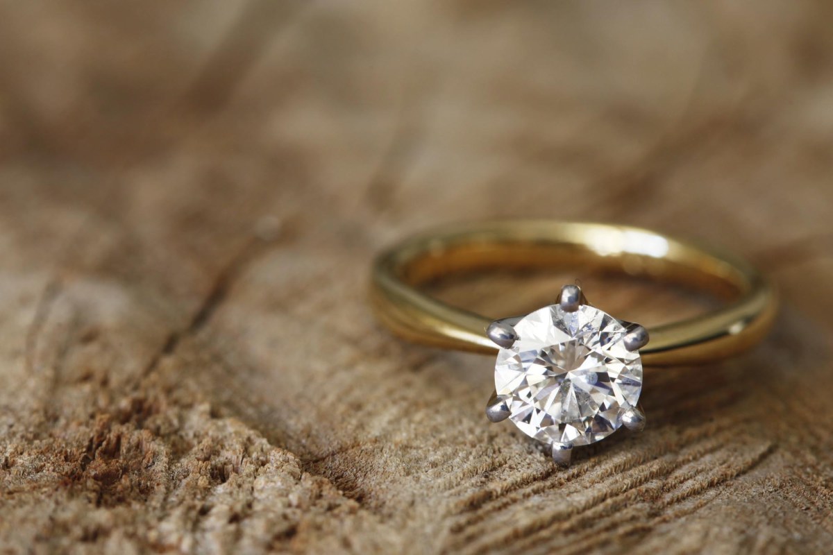 एक विवाहित महिला के लिए सपने में सोने की अंगूठी पहनने के सपने की व्याख्या