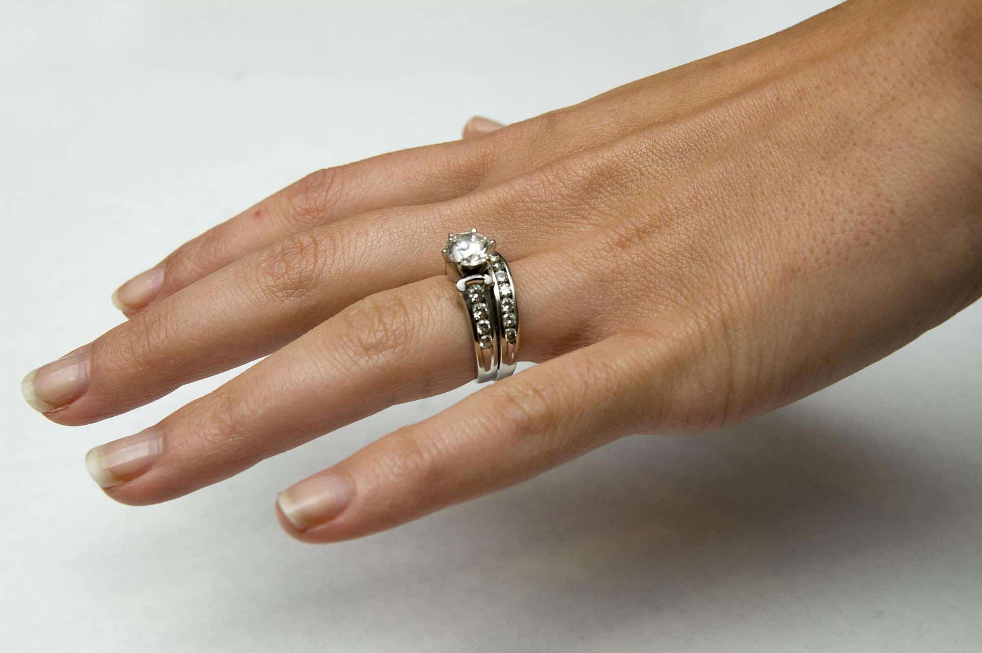 एक विवाहित महिला के लिए सोने की अंगूठी पहनने के सपने की व्याख्या