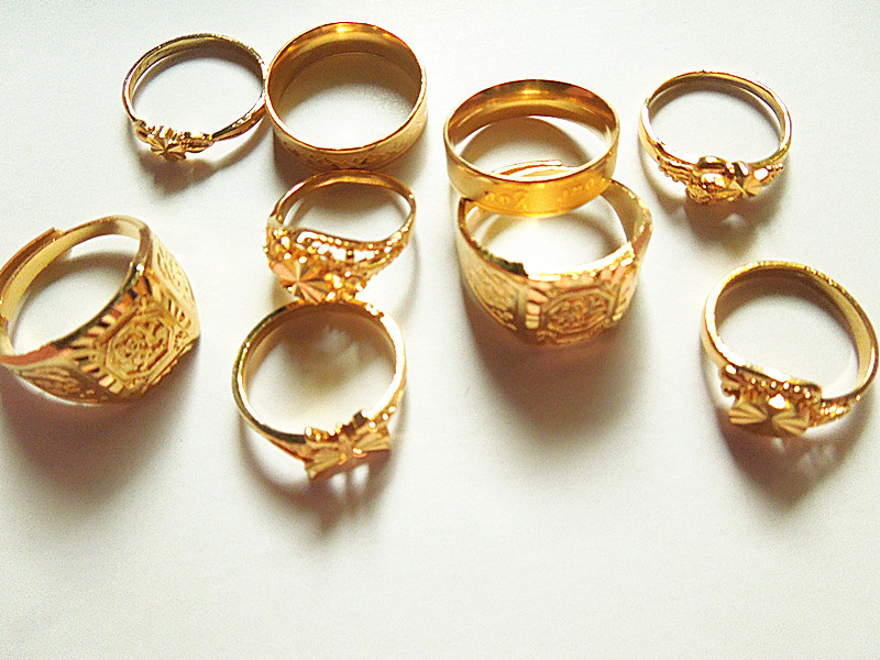 Interpretatie van een droom over het dragen van twee gouden ringen voor een zwangere vrouw