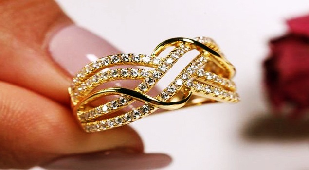 Razlaga sanj o nošenju zlatega prstana na levi roki samske ženske