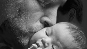 He aha ka wehewehe ʻana o ka moeʻuhane e pili ana i ka ʻapo ʻana i kahi makua kāne make?