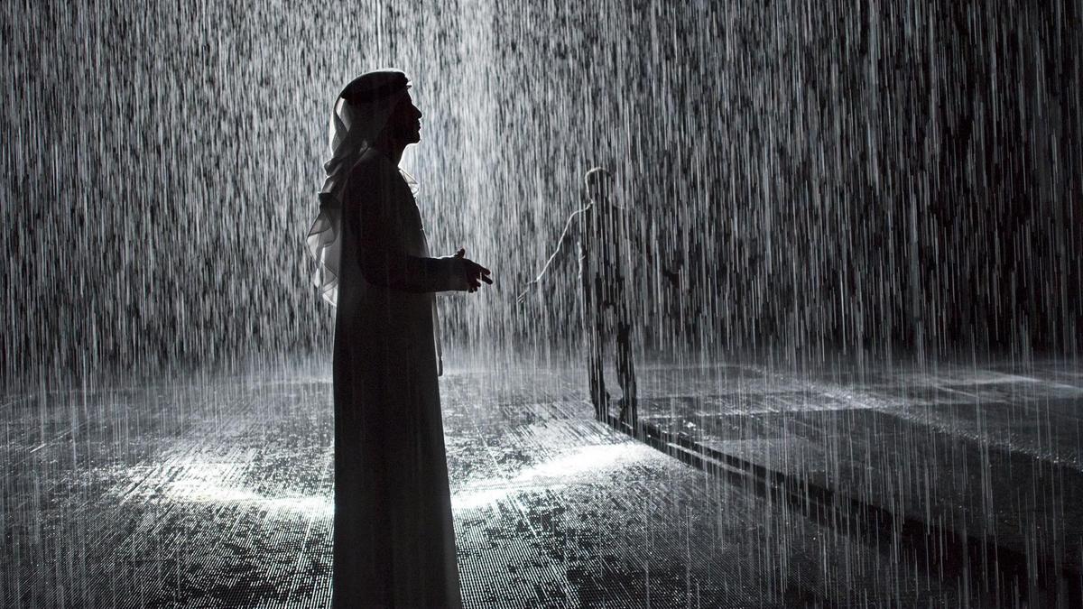 Tolkning av en dröm om kraftigt regn för ensamstående kvinnor