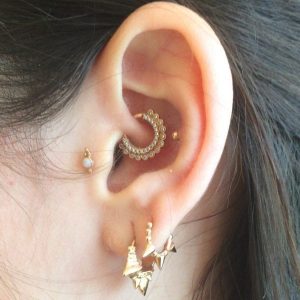 ʻO ka wehewehe ʻana i ka moeʻuhane e pili ana i ka hāʻawi ʻana i kahi apo pepeiao gula i kahi wahine hoʻokahi