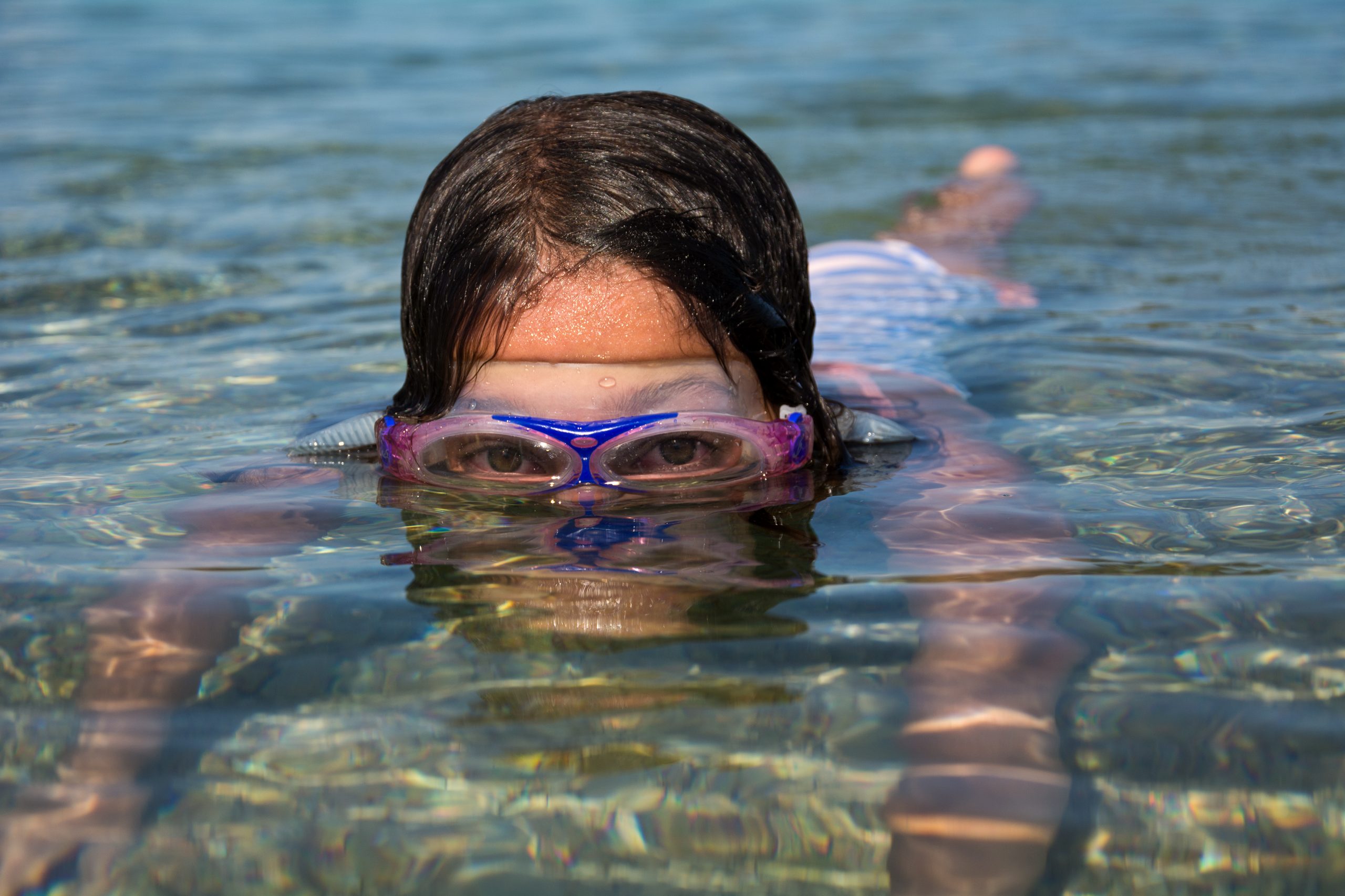 اکیلی خواتین کے لیے سمندر میں تیراکی دیکھنے کی تشریح
