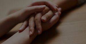 Quelle est l'interprétation de voir une personne décédée dans un rêve alors qu'elle est vivante et embrasse une personne vivante ?