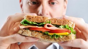 Ölülərin evdə yemək yediyini görməyin təfsiri