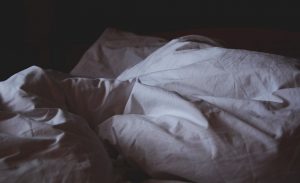 Cili është interpretimi i shikimit të të vdekurve që kthehen në jetë?