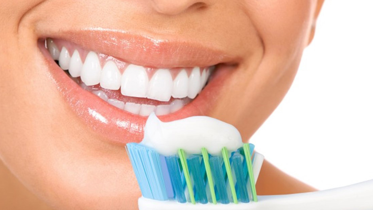 दांतों की सफाई देखने का क्या अर्थ है?