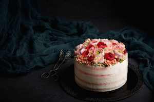 Torte per ditelindje me trëndafila te kuq