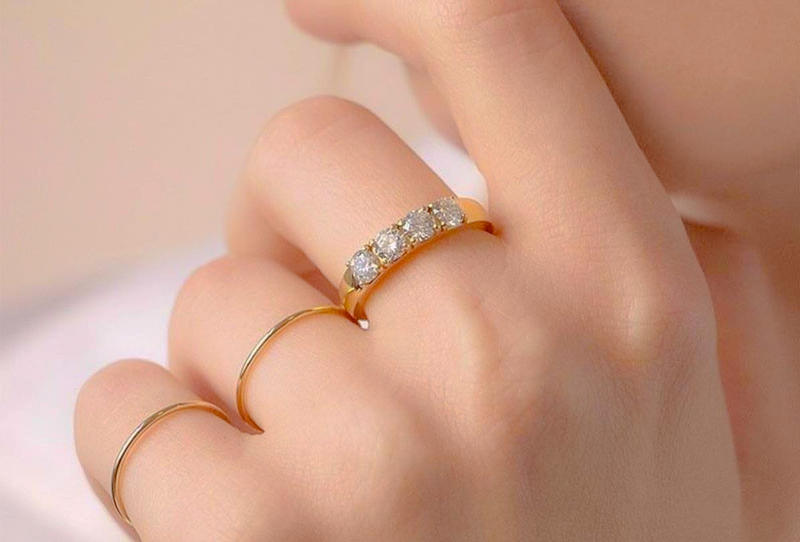 Interpretacja podarowania złotego pierścionka we śnie zamężnej kobiecie