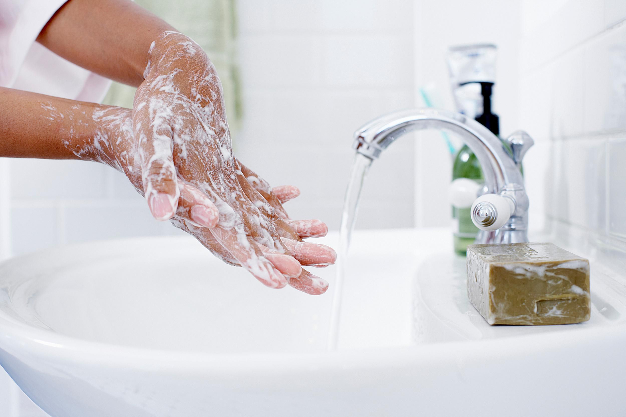 Interpretatie van een droom over handen wassen met zeep voor alleenstaande vrouwen
