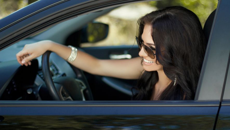 Tolkning av en dröm om att åka en lyxig svart bil för ensamstående kvinnor