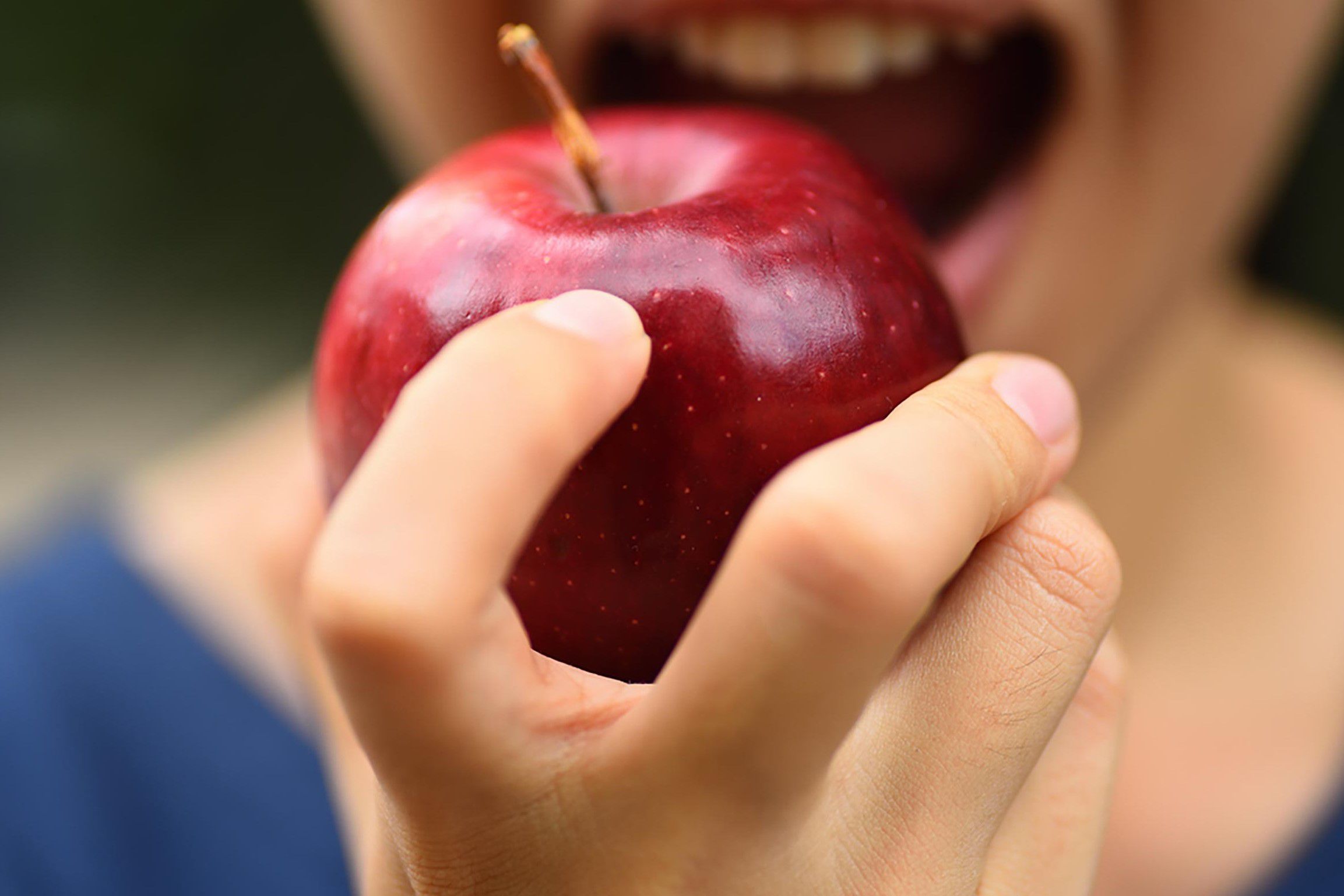 Tolkning av en drøm om å spise epler