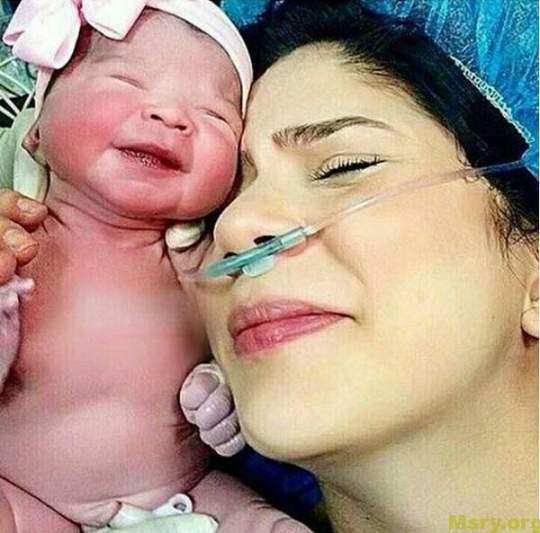 صورة طفل مولود مع والدته