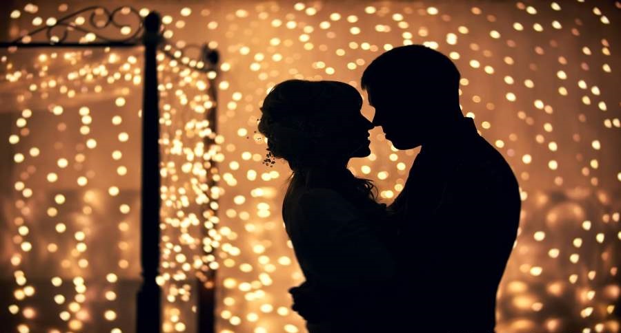 صورة رومانسية اجنبية لحبيبين في حفلة زفافهم