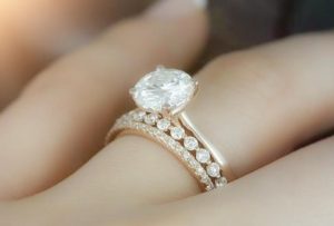 अविवाहित महिलांसाठी अंगठी घालण्याच्या स्वप्नाचा अर्थ