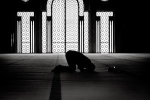تفسير حلم شخصي أعرفه يصلي للعزباء