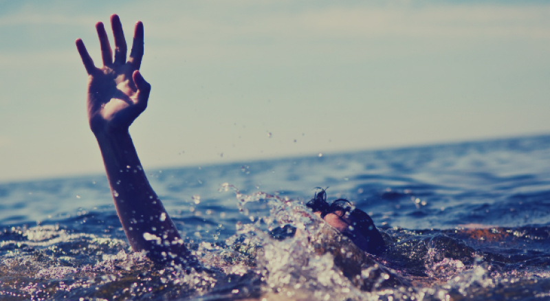 एक विवाहित महिला के लिए पानी में गिरने का सपना