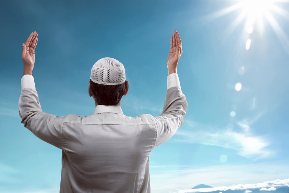 Ён падымае руку ў просьбе да Бога - егіпецкі сайт