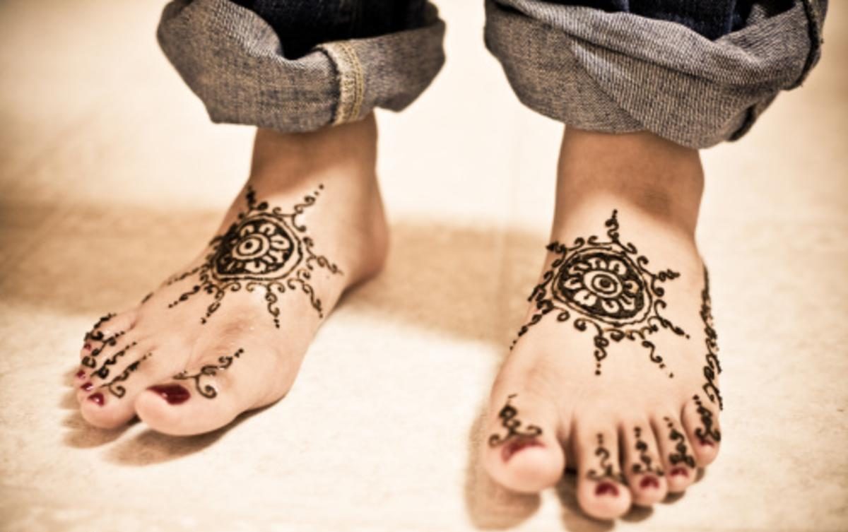 Interpretatie van de droom van henna-inscriptie op de benen