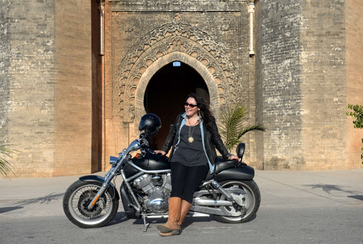 Tulkinta unelmasta moottoripyörällä ajamisesta naimattomille naisille