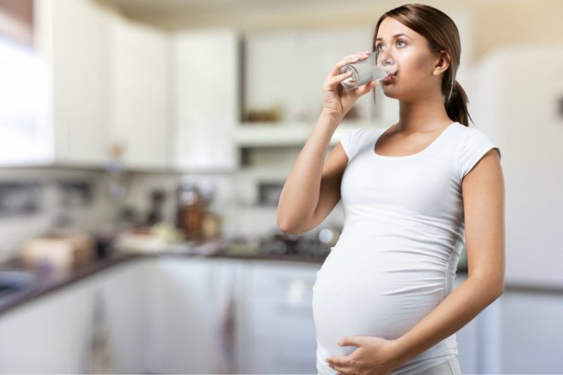 妊婦が水を飲む夢