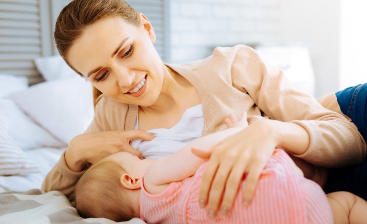 Droom van het geven van borstvoeding aan een vrouwelijke baby