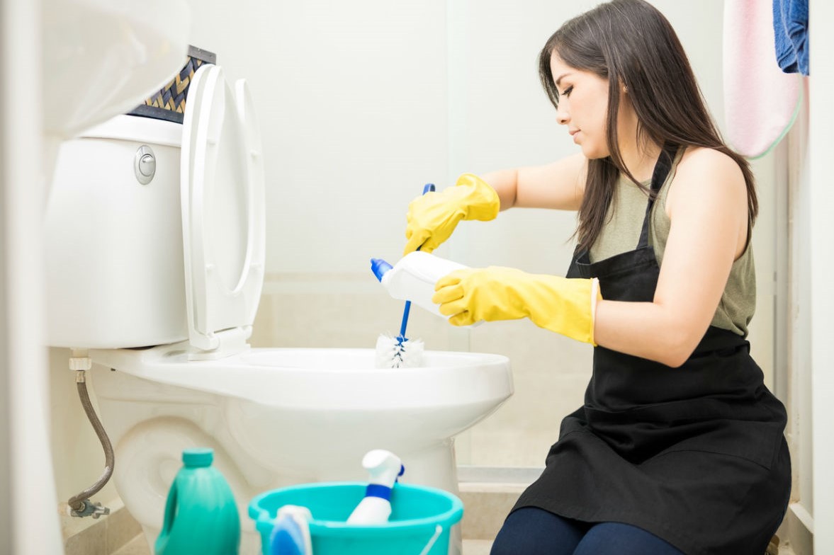 Interpretatie van het schoonmaken van het toilet in een droom voor alleenstaande vrouwen