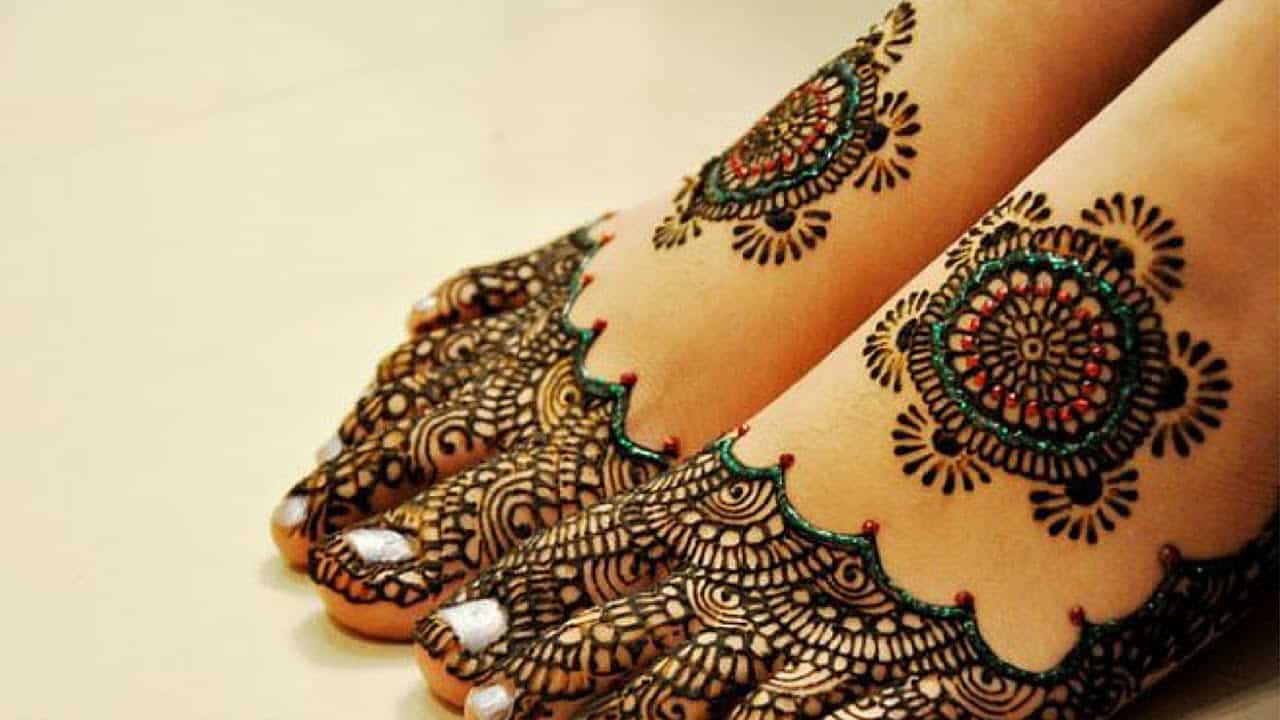 ခြေထောက်ပေါ်ရှိ henna အကြောင်း အိပ်မက်ကို အဓိပ္ပာယ်ဖွင့်ဆိုခြင်း။