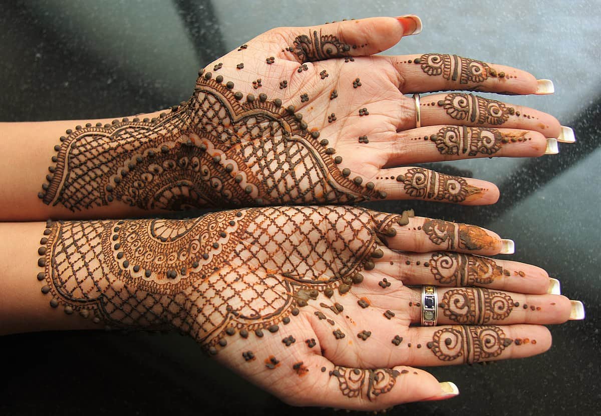 လက်ပေါ်တွင် henna ကမ္ပည်းပြား၏အိပ်မက်အနက်ကို