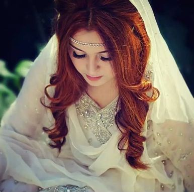 بنت مصرية تلبس فستان الزفاف