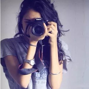 بنت جميلة اجنبية تحمل كاميرا للتصوير