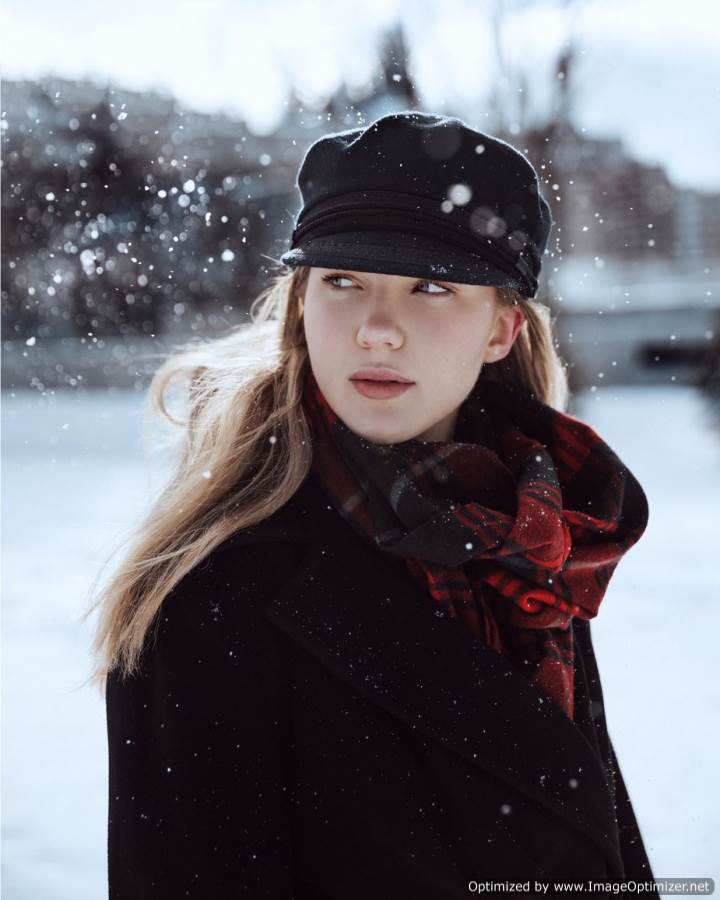 صورة فتاه جميلة وسط الثلج ويمطر عليها جليد ايضا