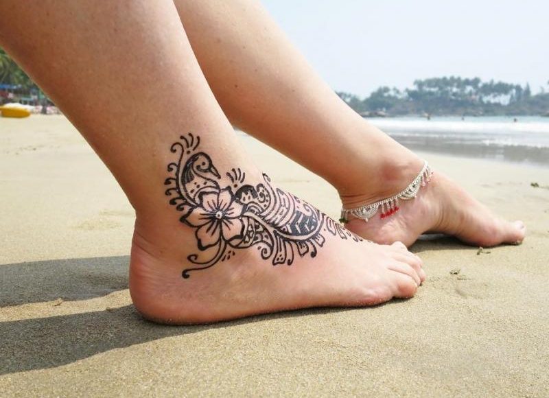 ခြေဖဝါးရှိ henna အကြောင်း အိပ်မက်ကို အဓိပ္ပါယ်ပြန်ဆိုခြင်း။