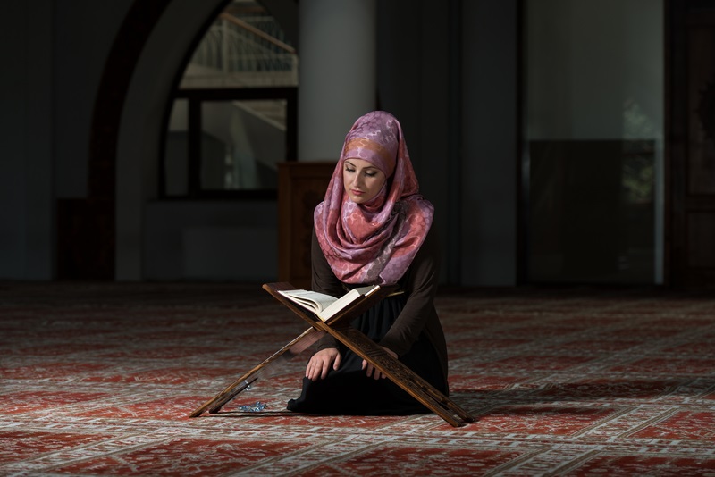 एक विवाहित महिला के हाथ में कुरान ले जाने के सपने की व्याख्या