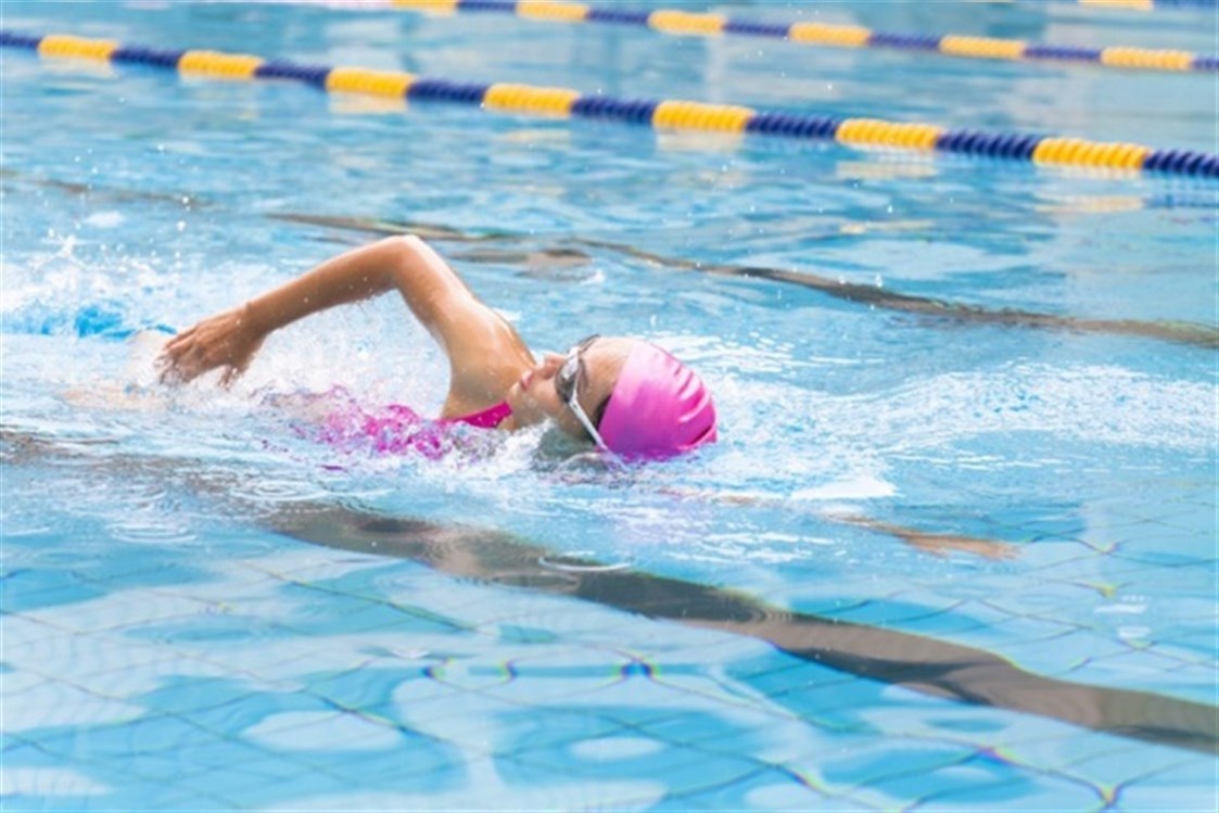 एकल महिलाओं के लिए पूल में तैरने के सपने की व्याख्या